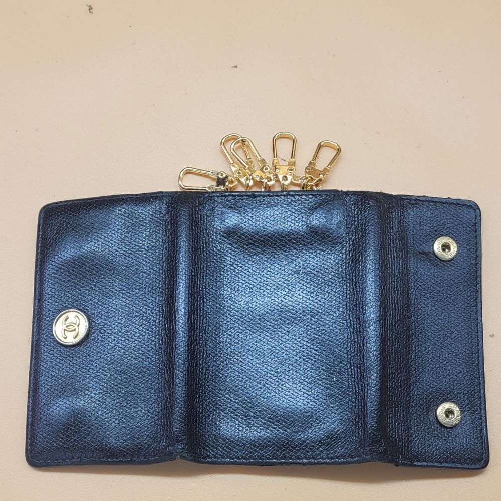 Authentic Chanel CC Logo Keycase - Picture 4 of 10